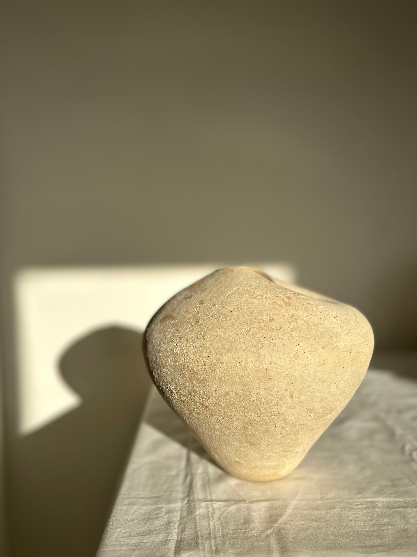Dune Vase – Ręcznie Formowany Wazon Ceramiczny 28 cm