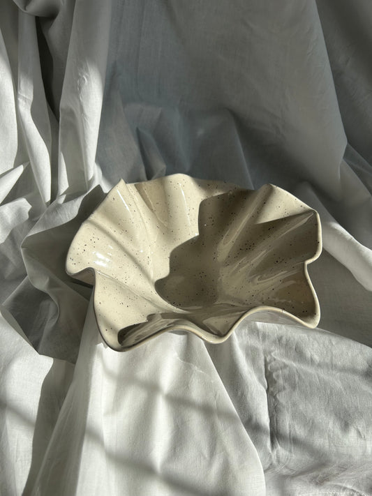 Bloom Bowl – Ręcznie Formowana Misa Ceramiczna 30 cm