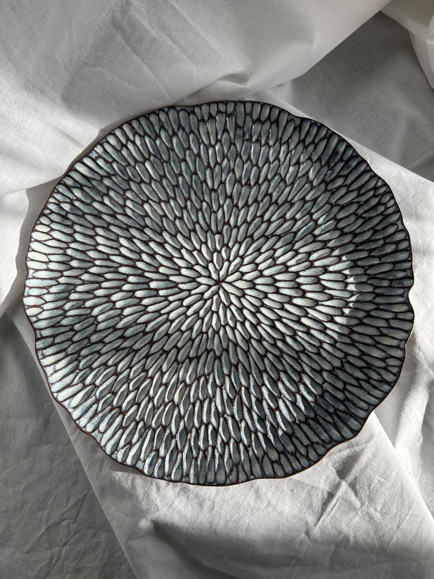 Textured Plate Sodalit - Talerz Ceramiczny z Rzeźbioną Fakturą 30 cm