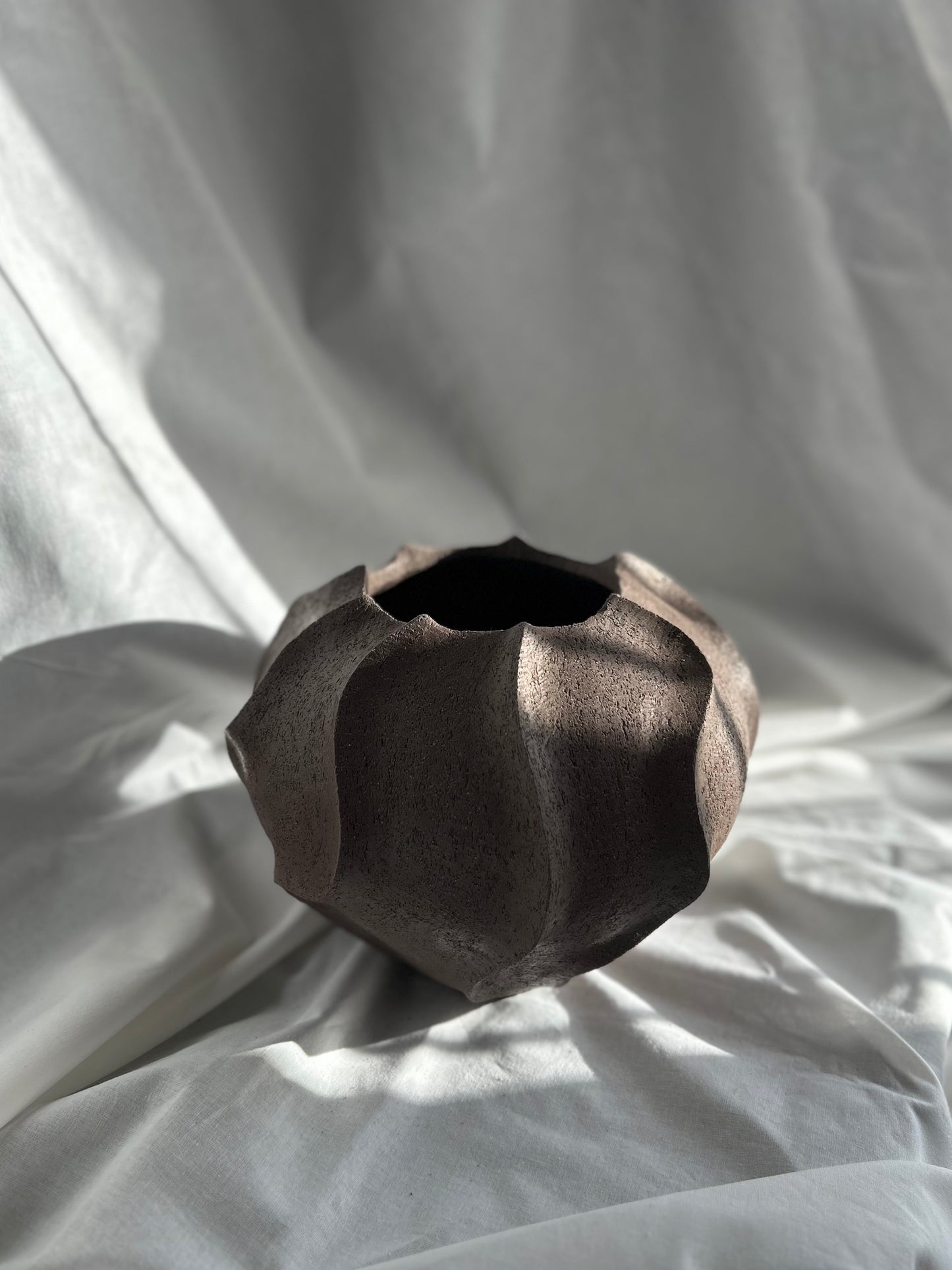Rooted Vase - Ręcznie Formowany Wazon Ceramiczny 25 cm
