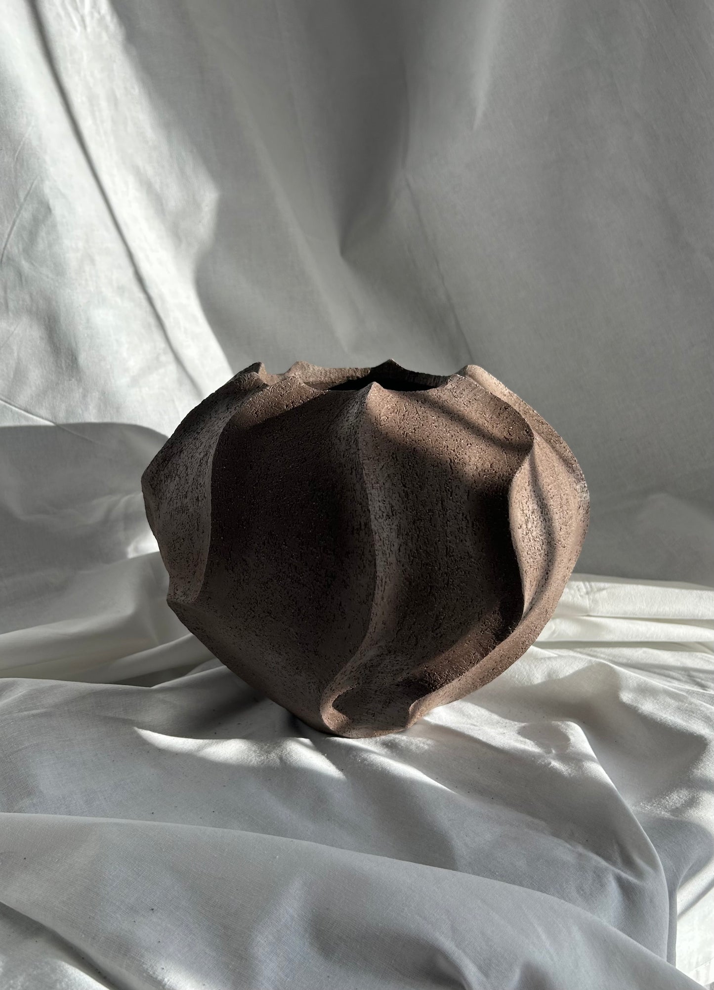 Rooted Vase - Ręcznie Formowany Wazon Ceramiczny 25 cm