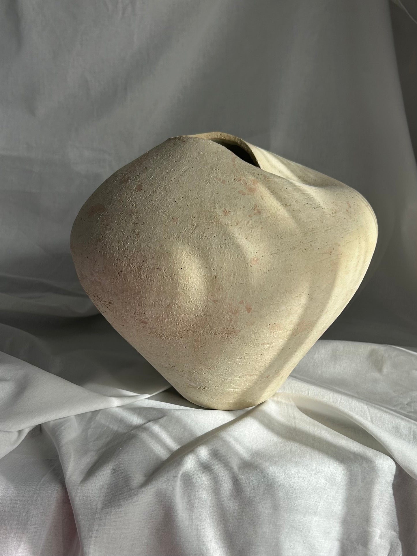 Dune Vase – Ręcznie Formowany Wazon Ceramiczny 28 cm