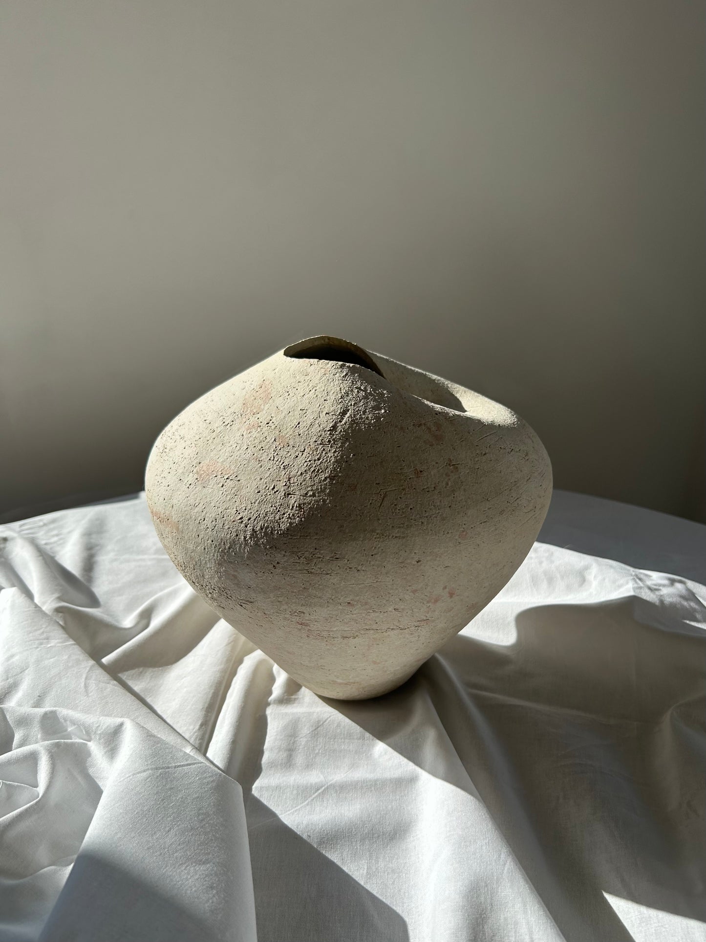 Dune Vase – Ręcznie Formowany Wazon Ceramiczny 28 cm