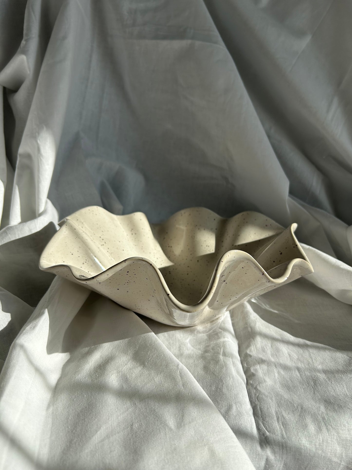 Bloom Bowl – Ręcznie Formowana Misa Ceramiczna 30 cm